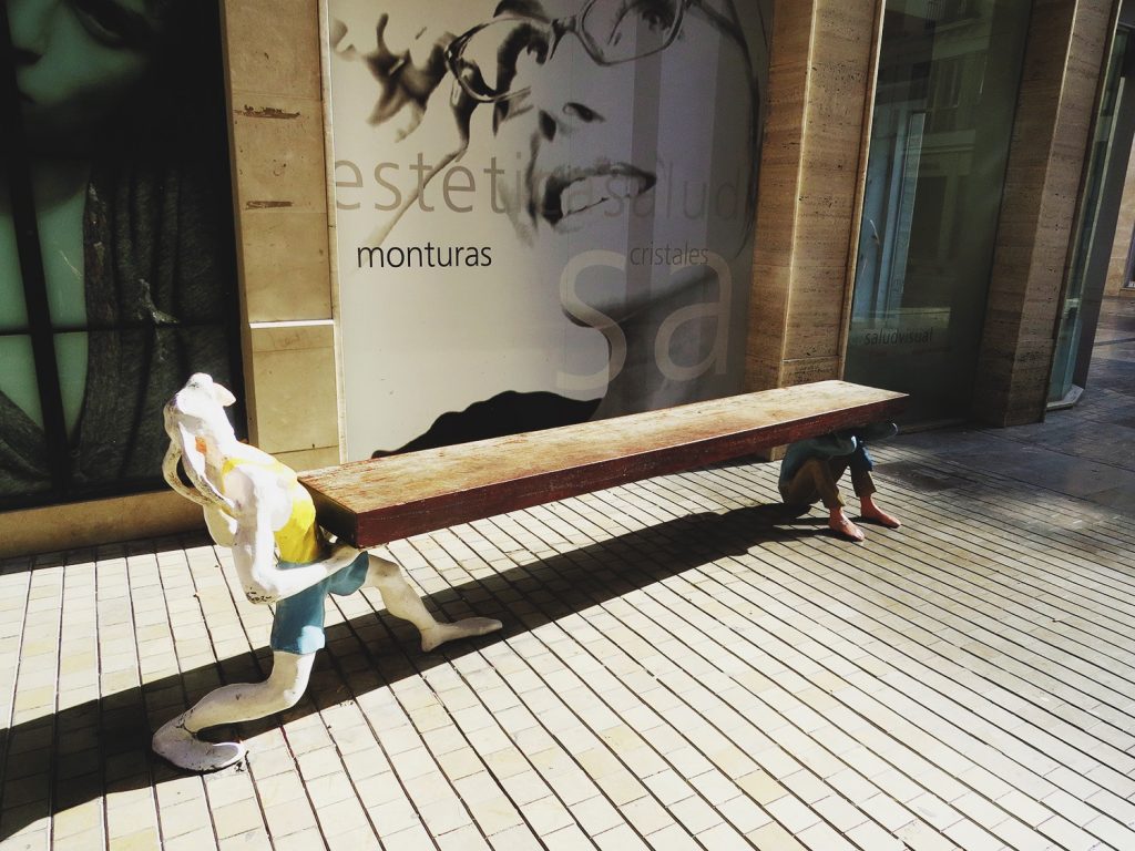На улицах Малаги можно встретить много странных предметов декора, как, например, эта скамья